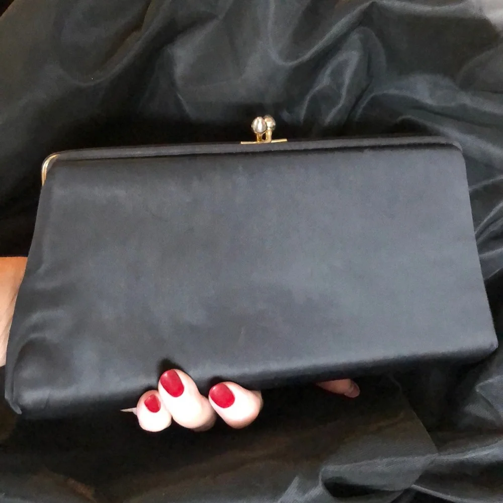 Black & Gold Vintage Clutch with Gold Chain - Picture 5 of 6